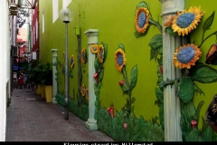 Kleurige straatjes Willemstad Curacao met kinderen