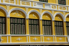 Koloniaal detail Penha gebouw Willemstad Curacao met kinderen
