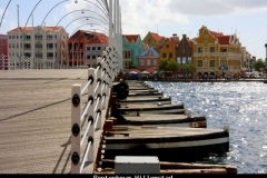 Pontonbrug Willemstad Curacao met kinderen