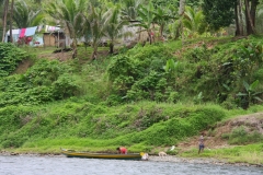 Fiji met kinderen leven langs de rivier