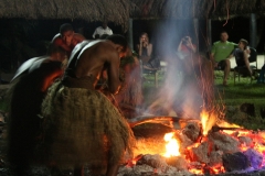 Fiji met kinderen vuurdans