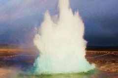 Actie met de Strokkur geysir IJsland met kinderen