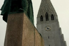 Reykjavik kerk IJsland met kinderen