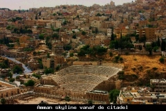 Amman skyline vanaf de citadel Jordanië met kinderen