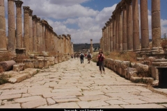 Jerash collonnade Jordanië met kinderen