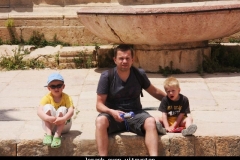 Jerash even uitrusten Jordanië met kinderen