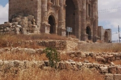 Jerash poort van Hadrianus Jordanië met kinderen