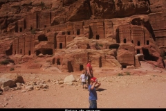 Petra de graven Jordanië met kinderen