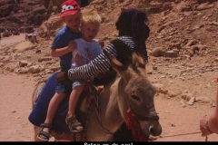 Petra op de ezel Jordanië met kinderen