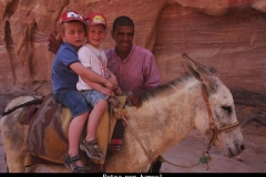 Petra per kameel Jordanië met kinderen