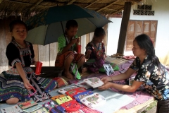 Jonge verkoopsters Laos