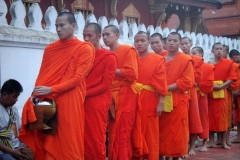 Luang Prabang Laos bevolking geeft monikken eten