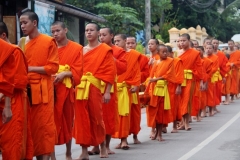 Monnik aalmoezenieren Luang Prabang Laos