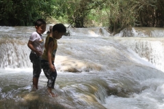 Spelen in de Kuansi waterval Laos