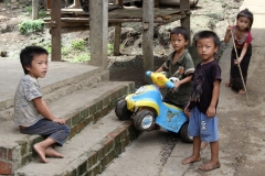Spelende kinderen Hmong dorp Laos
