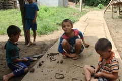 Spelende kinderen dorpje Laos