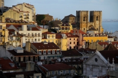 Alfama bij zonsondergang Lissabon met kinderen