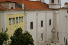 Oude straatjes Lissabon met kinderen