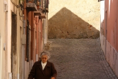 Oude straatjes en mensjes Lissabon