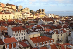Zicht op Alfama Lissabon met kinderen