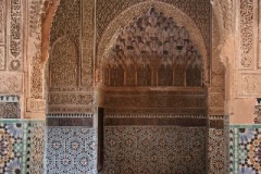Bij de koninklijke tombes in Marrakech Marokko met kinderen