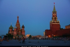 Kremlin in de avondschemer Moskou met kinderen