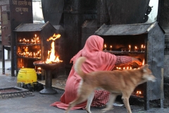 Bidden Kathmandu met kinderen