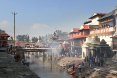 Pashupatinath tempel Kathmandu met kinderen