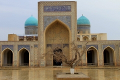 Binnenplaats Moskee Buchara Oezbekistan met kinderen