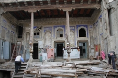 Herstel huis Buchara Oezbekistan met kinderen