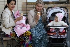 IJsje eten in Samarkand Oezbekistan met kinderen