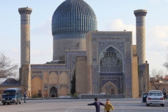 Mausoleum Timu Lenk Samarkand Oezbekistan met kinderen