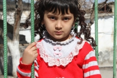 Meisje in Samarkand Oezbekistan met kinderen