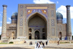 Moskee Registan plein Samarkand Oezbekistan met kinderen