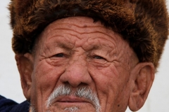 Oude man Buchara Oezbekistan met kinderen