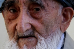 Oude man Buchara Oezbekistan met kinderen