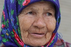 Oude vrouw Buchara Oezbekistan met kinderen