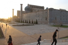 Registan plein Samarkand bij zonsondergang Oezbekistan met kinderen