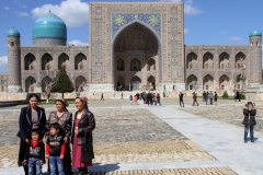 Registan plein Samarkand Oezbekistan met kinderen