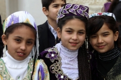 Schoolmeisjes Buchara Oezbekistan met kinderen