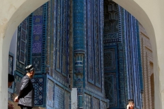 Sjah I Zinda Samarkand doorkijkje Oezbekistan met kinderen