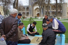 Spelletje spelen Buchara Oezbekistan met kinderen