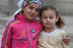 Zusjes Buchara Oezbekistan met kinderen