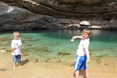 Bimmah sinkhole Oman met kinderen