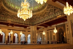 Interieur Sultan Qaboos moskee Oman met kinderen