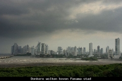 Donkere wolken boven Panama stad