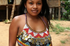 Embare indianen meisje Panama met kinderen