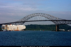 Enorme schepen op het kanaal