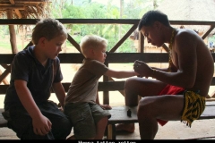 Henna tattoo zetten bij onze jongens