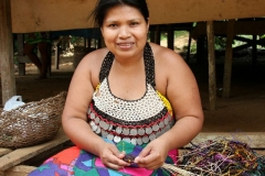 Indianen handwerk Panama met kinderen